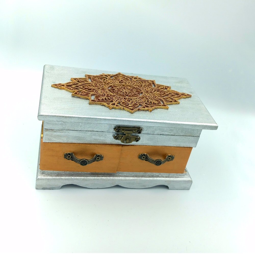 Wooden jewelry box